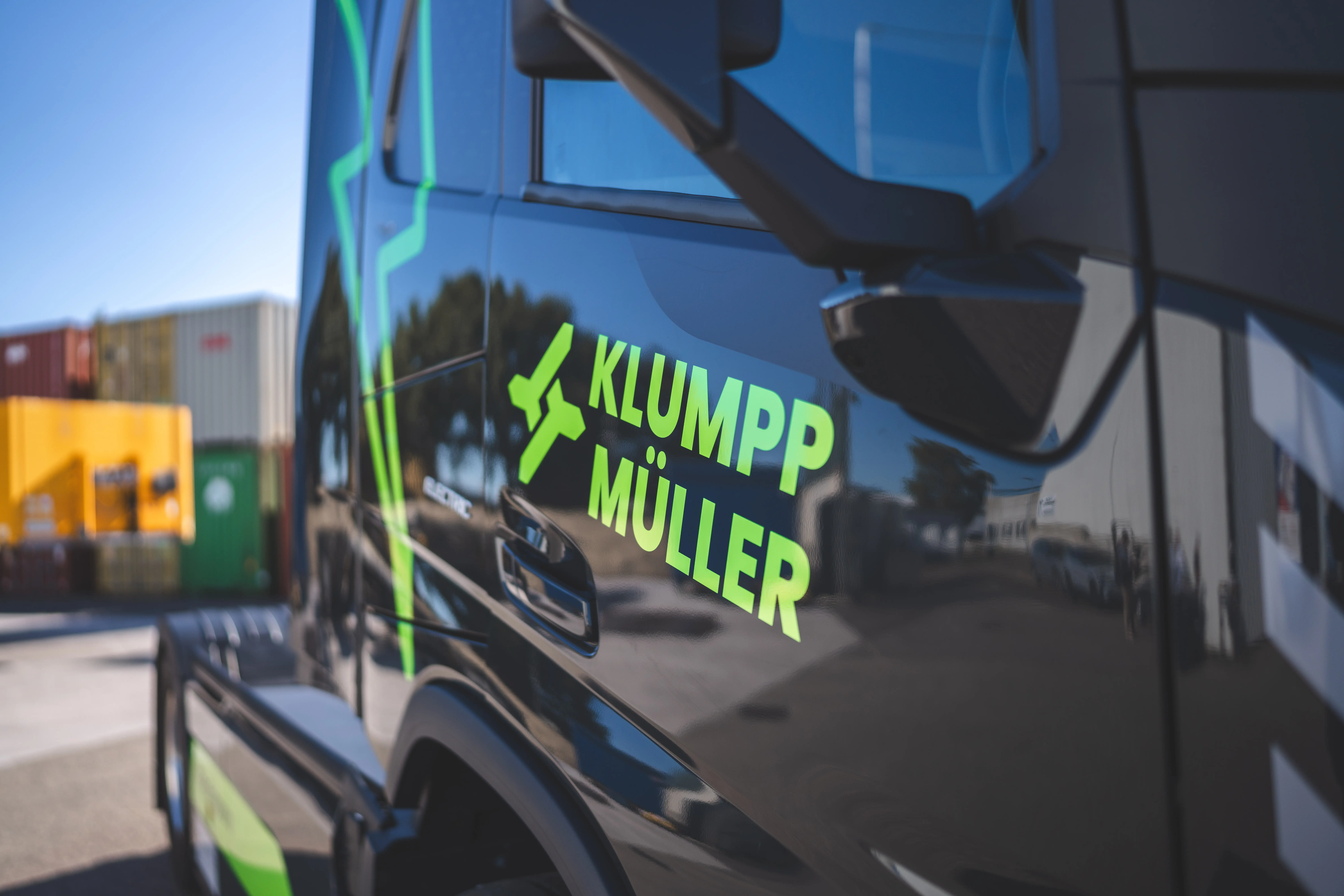 E-LKWS von Klumpp+Müller im Kehler Hafen