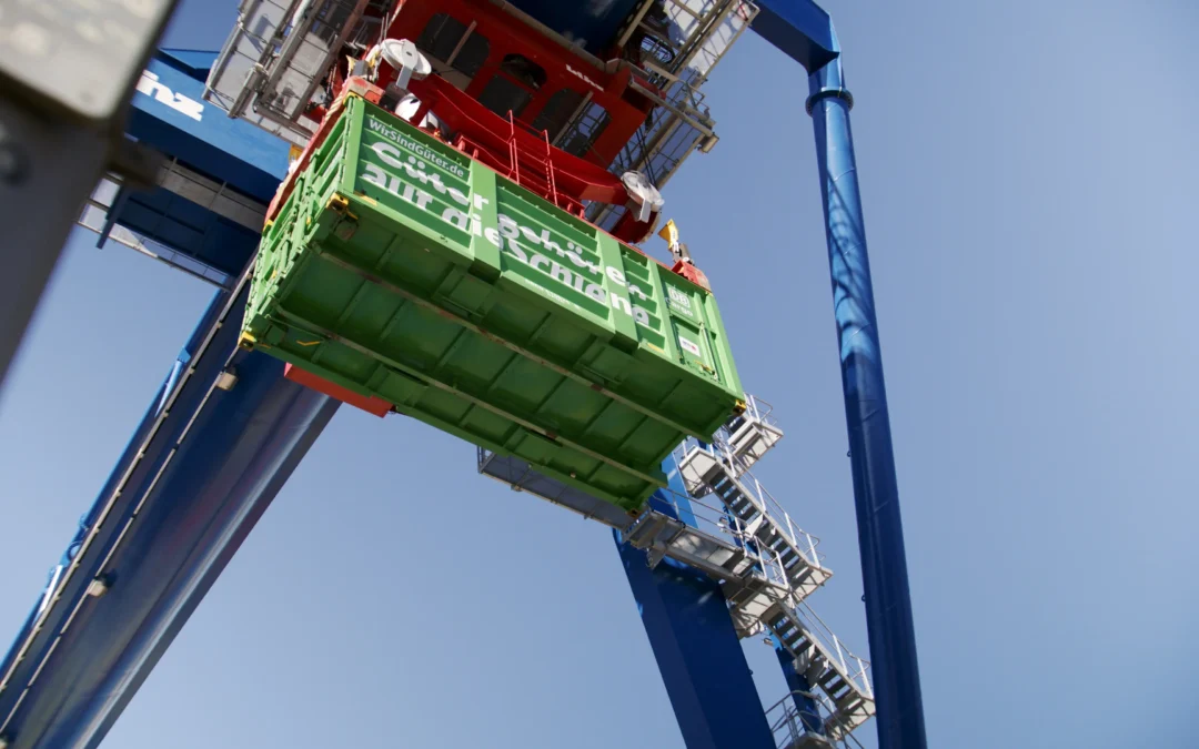 DB Cargo – CO2-Reduzierung im Fokus: Klumpp und Müller nutzt innovative Container für Bahn-und LKW-Transporte